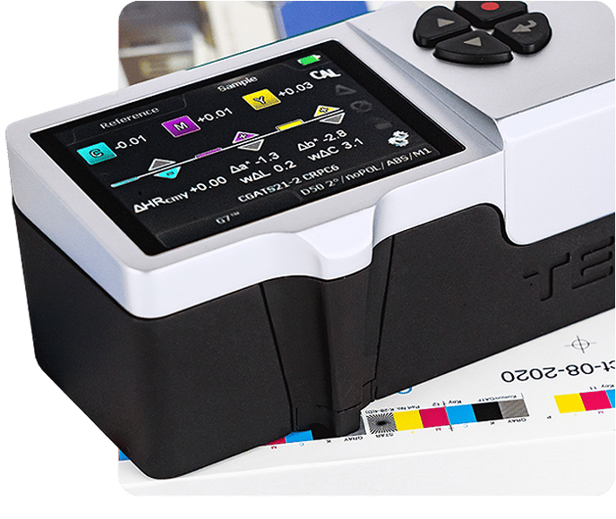 Espectrofotometro y Densitometro techkon 2 midiendo tira de control sobre pliego impreso - Synergy SB